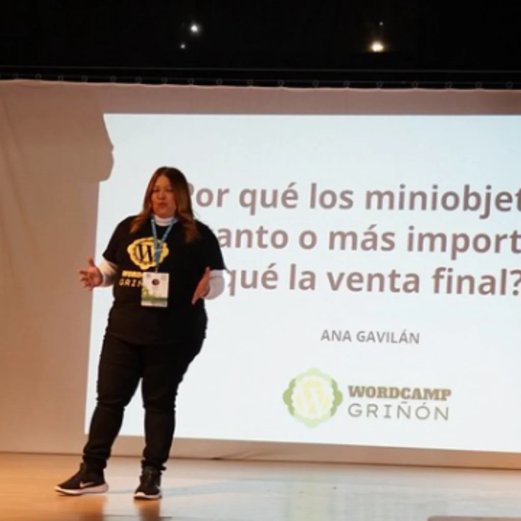 Presentando a Ana Gavilán en la WordCamp Griñón 2022.