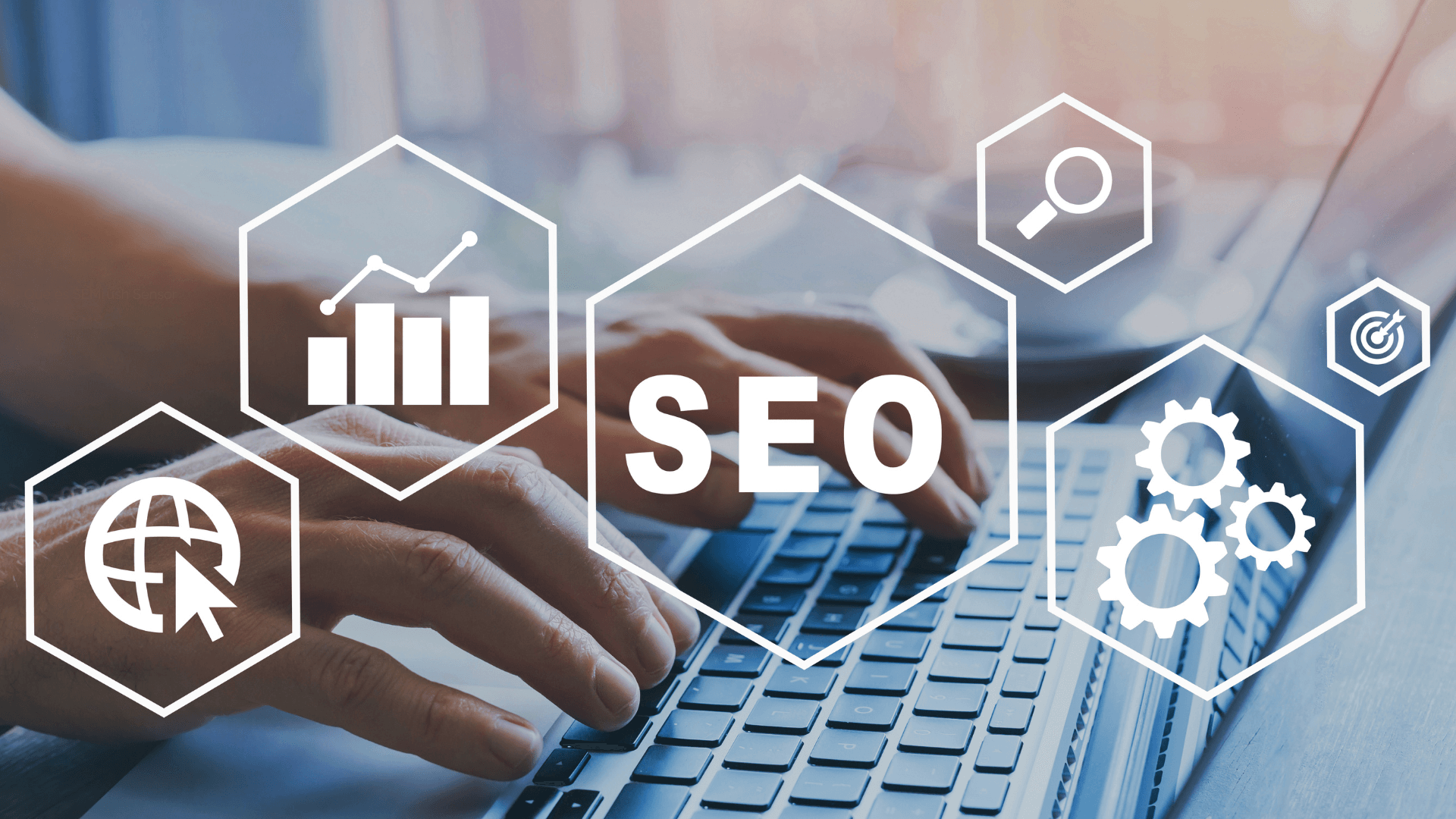Persona escribiendo en ordenador con letras SEO superpuestas.